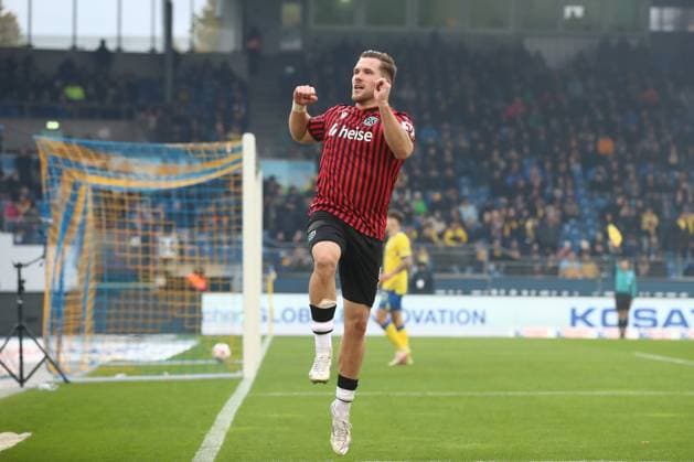 26 10 2025, xtgx, Fußball 2 Bundesliga, Eintracht Braunschweig Hannover 96 v l Benjamin Källman Hannover, 9 Jubel, Torjubel, jubelt ueber das Tor, celebrate the goal, celebration DFL DFB REGULATIONS PROHIBIT ANY USE OF PHOTOGRAPHS as IMAGE SEQUENCES and or QUASI VIDEO Braunschweig