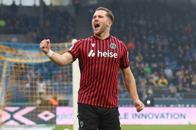 26 10 2025, xtgx, Fußball 2 Bundesliga, Eintracht Braunschweig Hannover 96 v l Benjamin Källman Hannover, 9 Jubel, Torjubel, jubelt ueber das Tor, celebrate the goal, celebration DFL DFB REGULATIONS PROHIBIT ANY USE OF PHOTOGRAPHS as IMAGE SEQUENCES and or QUASI VIDEO Braunschweig