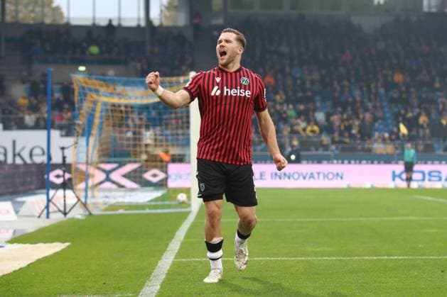 26 10 2025, xtgx, Fußball 2 Bundesliga, Eintracht Braunschweig Hannover 96 v l Benjamin Källman Hannover, 9 Jubel, Torjubel, jubelt ueber das Tor, celebrate the goal, celebration DFL DFB REGULATIONS PROHIBIT ANY USE OF PHOTOGRAPHS as IMAGE SEQUENCES and or QUASI VIDEO Braunschweig