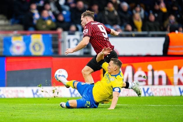 26 10 2025 Soccer, 2025 2026, 2 Bundesliga, 10 Matchday, Eintracht Braunschweig Hannover 96 L R Benjamin Källman Hannover , Sven Köhler Braunschweig DFL REGULATIONS PROHIBIT ANY USE OF PHOTOGRAPHS AS IMAGE SEQUENCES AND OR QUASI VIDEO