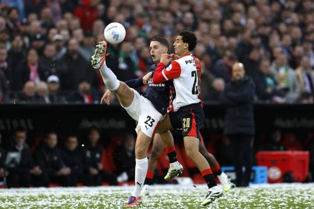 ROTTERDAM - (L-R) Joey Veerman of PSV Eindhoven, Oussama Targhalline of Feyenoord during the Dutch Eredivisie match between Feyenoord and PSV at Feyenoord Stadium De Kuip on October 26, 2025, in Rotterdam, Netherlands. ANP MAURICE VAN STEEN Eredivisie 2025-2026 xVIxANPxSportx xxANPxIVx 540360151 originalFilename: 540360151.jpg