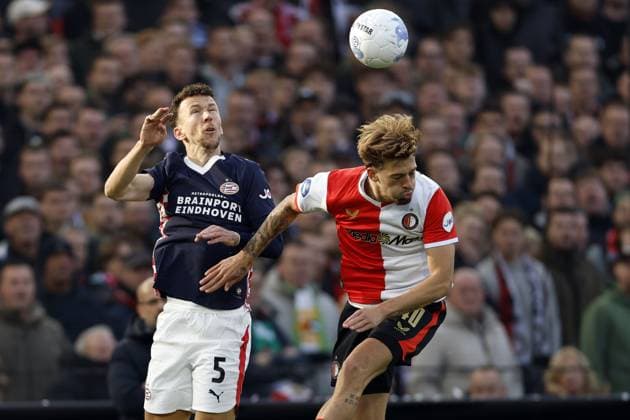 ROTTERDAM - (l-r) Ivan Perisic of PSV Eindhoven, Luciano Valente of Feyenoord during the Dutch Eredivisie match between Feyenoord and PSV at Feyenoord Stadium de Kuip on October 26, 2025, in Rotterdam, Netherlands. ANP MAURICE VAN STEEN Eredivisie 2025-2026 xVIxANPxSportx xxANPxIVx 540360236 originalFilename: 540360236.jpg