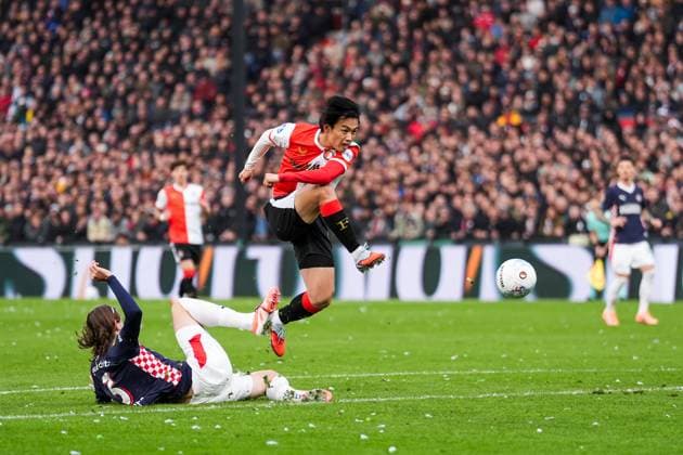Eredivisie: Feyenoord Rotterdam v PSV Eindhoven Rotterdam - Yarek Gasiorowski of PSV Eindhoven, Ayase Ueda of Feyenoord during the tenth competition round of the 2025 2026 Eredivisie season. The match is set between Feyenoord Rotterdam and PSV Eindhoven at Stadion Feijenoord De Kuip on 26 October 2025 in Rotterdam, The Netherlands. Copyright: xBastiaanxPoutsmax