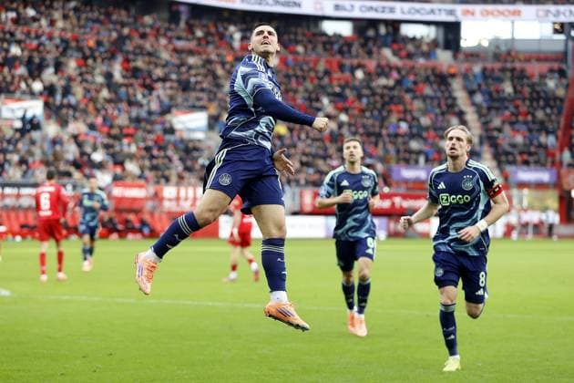 ENSCHEDE, 26-10-2025, Grolsch Veste Stadium, season 2025 2026 , Dutch Eredivisie football Match FC Twente and Ajax 2-3. Picture shows Ajax player Oscar Gloukh celebrating the 1-2 with Kenneth Taylor Twente - Ajax  x31698088x Copyright: