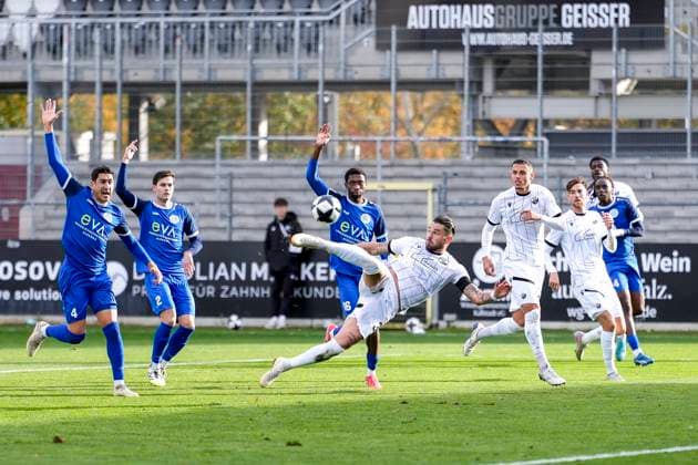 Pascal Testroet SVS, 37 with a side kick offside, action, action scene, game scene, in the penalty area, penalty area scene, 26 10 2025, Sandhausen Germany , Football, Regionalliga Südwest, SV Sandhausen FC Bayern Alzenau xozx