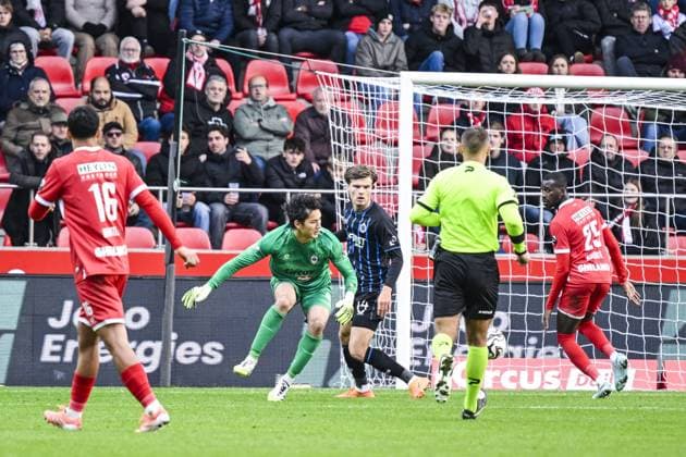 Antwerp s goalkeeper Taishi Brandon Nozawa pictured in action during a soccer match between Royal Antwerp FC and Club Brugge, Sunday 26 October 2025 in Antwerp, on day 12 of the 2025-2026 Jupiler Pro League first division of the Belgian championship. TOM GOYVAERTS TomxGoyvaerts  x138009584x