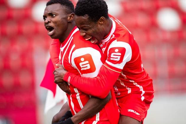 Erfurt , 261025 , Soccer Regionalliga Nordost FC Rot Weiss Erfurt vs ZFC Meuselwitz in the picture Obed Ugondu Erfurt celebrates the goal to 1 0 together with Benjika Caciel Erfurt