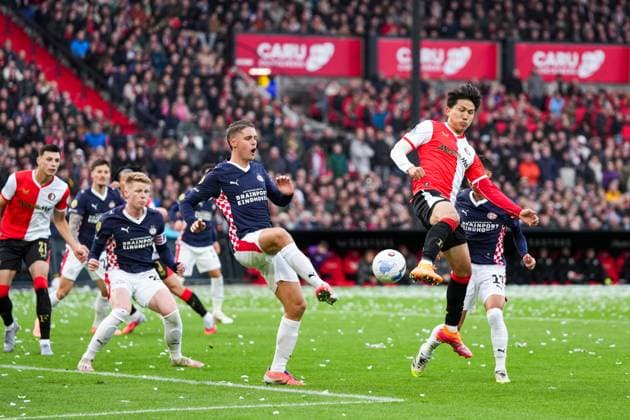Eredivisie: Feyenoord Rotterdam v PSV Eindhoven Rotterdam - Joey Veerman of PSV Eindhoven, Tsuyoshi Watanabe of Feyenoord during the tenth competition round of the 2025 2026 Eredivisie season. The match is set between Feyenoord Rotterdam and PSV Eindhoven at Stadion Feijenoord De Kuip on 26 October 2025 in Rotterdam, The Netherlands. Copyright: xYannickxVerhoevenx