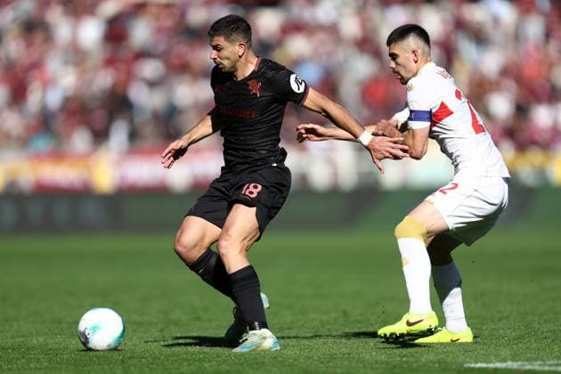 Torino Fc - Genoa CFC Giovanni Simeone of Torino Fc and Johan Vasquez of Genoa Cfc battle for the ball during the Serie A match beetween Torino Fc and Genoa CFC at Stadio Olimpico on October 26, 2025 in Turin, Italy . Torino Stadio Olimpico Italy Copyright: xMarcoxCanonierox