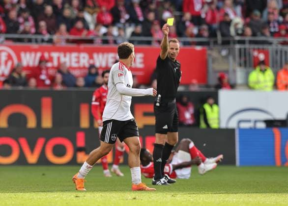 26 10 2025 Soccer Season 2025 2026 2 Soccer Bundesliga 10 Matchday 1 FC Kaiserslautern FCK Lautern Roten Teufel 1 FC Nürnberg FCN Club Sportfoto Zink DaMa xdaxmax DFL regulations prohibit any use of photographs as image sequences and or quasi video only for editorial use Rafael Lubach 18, 1 FC Nürnberg FCN gesticulates angrily disappointed disappointment sees yellow card from Sören Storks referee Yellow