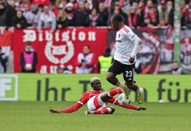 26 10 2025 Soccer Season 2025 2026 2 Soccer Bundesliga 10 Matchday 1 FC Kaiserslautern FCK Lautern Red Devils 1 FC Nuremberg FCN Club Sportfoto Zink DaMa xdaxmax DFL regulations prohibit any use of photographs as image sequences and or quasi video only for editorial use Afeez Aremu 23, 1 FC Kaiserslautern FCK Mohamed Ali Zoma 23, 1 FC Nuremberg FCN