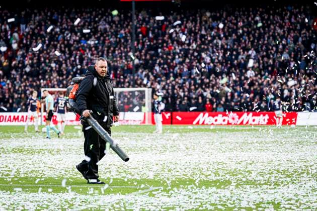 A field worker of Feyenoord Rotterdam clears the field of confetti with a leaf blower Feyenoord Rotterdam v PSV Eindhoven, Eredivisie, Feyenoord Rotterdam v PSV Eindhoven, De Kuip, October 26, 2025, Rotterdam, Netherlands.