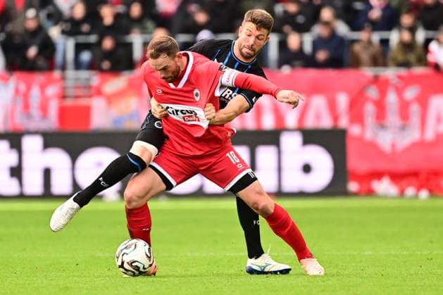 Royal Antwerp FC v Club Brugge - Jupiler Pro League DEURNE, BELGIUM - OCTOBER 26 : Janssen Vincent forward of Royal Antwerp FC and Mechele Brandon defender of Club Brugge battle for the ball during the Jupiler Pro League match between Royal Antwerp FC and Club Brugge on October 26, 2025 in Deurne, Belgium, 26 10 2025 Deurne Belgium  Copyright: xPeterxDexVoechtx