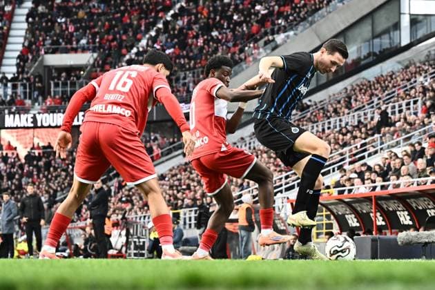 Antwerp s Mauricio Benitez, Antwerp s Isaac Babadi and Club s Hans Vanaken fight for the ball during a soccer match between Royal Antwerp FC and Club Brugge, Sunday 26 October 2025 in Antwerp, on day 12 of the 2025-2026 Jupiler Pro League first division of the Belgian championship. MAARTENxSTRAETEMANS  x138010129x