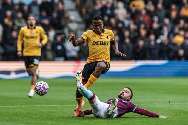 Premier League Wolverhampton Wanderers v Burnley Jhon Arias of Wolverhampton Wanderers is tackled by Quilindschy Hartman of Burnley during the Premier League match Wolverhampton Wanderers vs Burnley at Molineux, Wolverhampton, United Kingdom, 26th October 2025 (Photo by Mark Cosgrove News Images) Wolverhampton Molineux West Midlands United Kingdom Copyright: xMarkxCosgrove NewsxImagesx