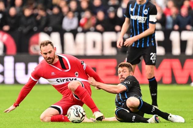 Royal Antwerp FC v Club Brugge - Jupiler Pro League DEURNE, BELGIUM - OCTOBER 26 : Janssen Vincent forward of Royal Antwerp FC and Mechele Brandon defender of Club Brugge battle for the ball during the Jupiler Pro League match between Royal Antwerp FC and Club Brugge on October 26, 2025 in Deurne, Belgium, 26 10 2025 Deurne Belgium  Copyright: xPeterxDexVoechtx