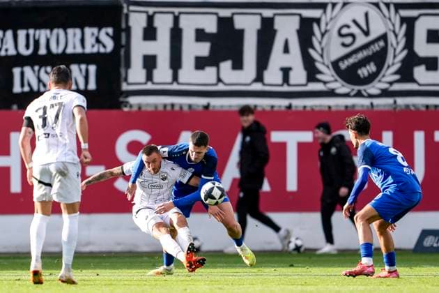 v li Robin Krauße Krausse, SVS, 22 , Filip Pandza Bayern Alzenau, 15 , duel, duel, duel, tackle, tackling, dynamics, action, action, 26 10 2025, Sandhausen Germany , Football, Regionalliga Südwest, SV Sandhausen FC Bayern Alzenau xozx