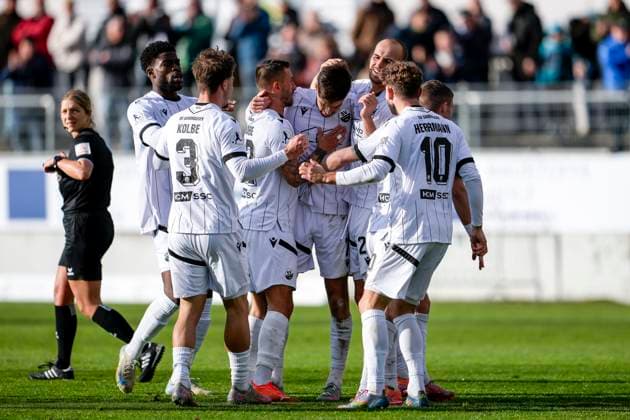 Players of SV Sandhausen SVS , celebrate the goal, celebrate the goal, goal, celebration, cheers about the goal, rejoice, joy, rejoices, optimistic, positive, game scene, highlight, action, 26 10 2025, Sandhausen Germany , Football, Regionalliga Südwest, SV Sandhausen FC Bayern Alzenau xozx