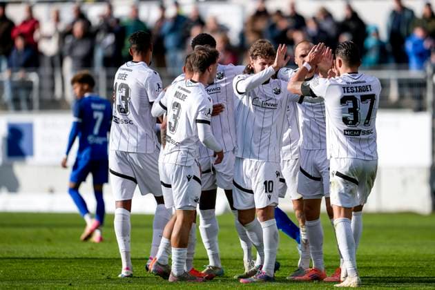 Players of SV Sandhausen SVS , celebrate the goal, celebrate the goal, goal, celebration, cheers about the goal, rejoice, joy, rejoices, optimistic, positive, game scene, highlight, action, 26 10 2025, Sandhausen Germany , Football, Regionalliga Südwest, SV Sandhausen FC Bayern Alzenau xozx