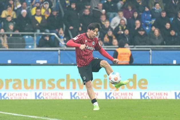 26 10 2025, xtgx, Fußball 2 Bundesliga, Eintracht Braunschweig Hannover 96 v l Daisuke Yokota Hannover, 18 schiesst Tor, schießt, Torschuetze, erzielt Tor, Treffer, scores the goal 0 3 DFL DFB REGULATIONS PROHIBIT ANY USE OF PHOTOGRAPHS as IMAGE SEQUENCES and or QUASI VIDEO Braunschweig
