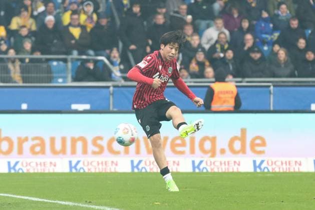 26 10 2025, xtgx, Fußball 2 Bundesliga, Eintracht Braunschweig Hannover 96 v l Daisuke Yokota Hannover, 18 schiesst Tor, schießt, Torschuetze, erzielt Tor, Treffer, scores the goal 0 3 DFL DFB REGULATIONS PROHIBIT ANY USE OF PHOTOGRAPHS as IMAGE SEQUENCES and or QUASI VIDEO Braunschweig