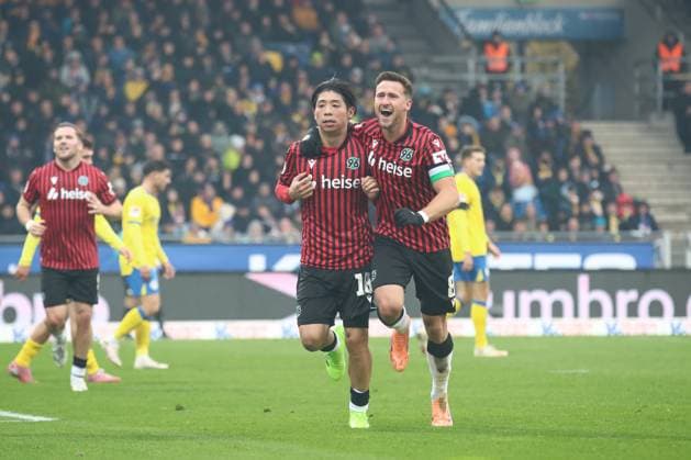 26 10 2025, xtgx, Fußball 2 Bundesliga, Eintracht Braunschweig Hannover 96 v l Daisuke Yokota Hannover, 18 Jubel, Torjubel, jubelt ueber das Tor, celebrate the goal, celebration DFL DFB REGULATIONS PROHIBIT ANY USE OF PHOTOGRAPHS as IMAGE SEQUENCES and or QUASI VIDEO Braunschweig