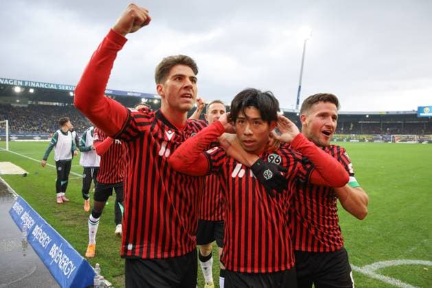26 10 2025, xtgx, Fußball 2 Bundesliga, Eintracht Braunschweig Hannover 96 v l Daisuke Yokota Hannover, 18 Jubel, Torjubel, jubelt ueber das Tor, celebrate the goal, celebration DFL DFB REGULATIONS PROHIBIT ANY USE OF PHOTOGRAPHS as IMAGE SEQUENCES and or QUASI VIDEO Braunschweig