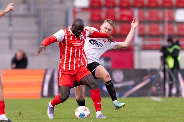 Regionalliga Nordost FC Rot Weiß Erfurt vs ZFC Meuselwitz Erfurt 26 10 2025 Raphael Assibey Mensah 7 FC Rot Weiß Erfurt vs Jan Halasz 8 ZFC Meuselwitz Regionalliga Nordost FC Rot Weiß Erfurt vs ZFC Meuselwitz Steigerwaldstadion Erfurt 26 10 2025 Copyright: xBEAUTIFULxSPORTS Duehringx