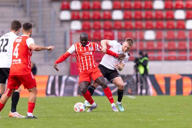 Regionalliga Nordost FC Rot Weiß Erfurt vs ZFC Meuselwitz Erfurt 26 10 2025 Raphael Assibey Mensah 7 FC Rot Weiß Erfurt vs Jan Halasz 8 ZFC Meuselwitz Regionalliga Nordost FC Rot Weiß Erfurt vs ZFC Meuselwitz Steigerwaldstadion Erfurt 26 10 2025 Copyright: xBEAUTIFULxSPORTS Duehringx