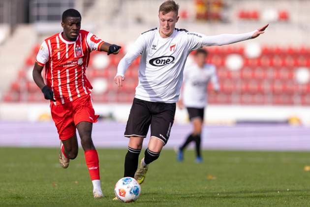Regionalliga Nordost FC Rot Weiß Erfurt vs ZFC Meuselwitz Erfurt 26 10 2025 Benny Boboy 27 FC Rot Weiß Erfurt vs Hendrik Wurr 17 ZFC Meuselwitz Regionalliga Nordost FC Rot Weiß Erfurt vs ZFC Meuselwitz Steigerwaldstadion Erfurt 26 10 2025 Copyright: xBEAUTIFULxSPORTS Duehringx