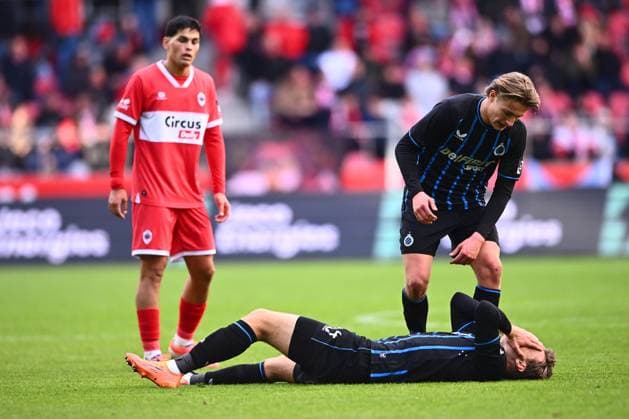 Royal Antwerp FC v Club Brugge - Jupiler Pro League DEURNE, BELGIUM - OCTOBER 26 : Meijer Bjorn defender of Club Brugge with an injury during the Jupiler Pro League match between Royal Antwerp FC and Club Brugge on October 26, 2025 in Deurne, Belgium, 26 10 2025 Deurne Belgium  Copyright: xGvgx