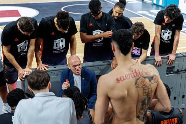Rodrigo Pastore Niners Chemnitz, Coach , Timeout, Team, Squad, BMA365 Bamberg Baskets vs Niners Chemnitz, Basketball, easyCredit BBL, Matchday 5, 26 10 2025 BMA365 Bamberg Baskets vs Niners Chemnitz, Basketball, easyCredit BBL, Matchday 5, 26 10 2025 Bamberg Copyright: xEibner-Pressefoto G.xSantemizx EP_EER