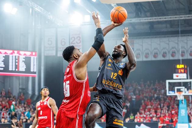 Ejiofor Onu BMA365 Bamberg Baskets, 35 , Amadou Sow Niners Chemnitz, 12 , BMA365 Bamberg Baskets vs Niners Chemnitz, Basketball, easyCredit BBL, Matchday 5, 26 10 2025 BMA365 Bamberg Baskets vs Niners Chemnitz, Basketball, easyCredit BBL, Matchday 5, 26 10 2025 Bamberg Copyright: xEibner-Pressefoto G.xSantemizx EP_EER