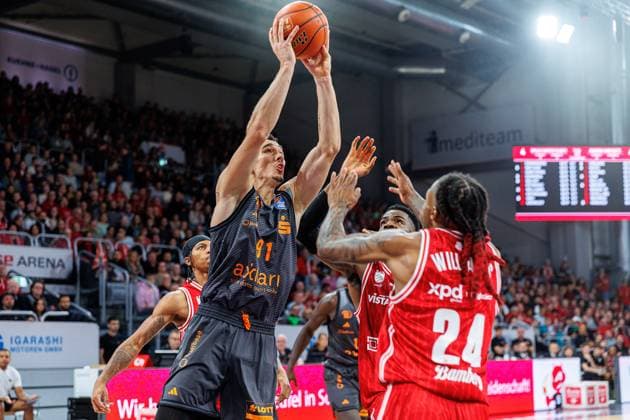 Yordan Minchev Niners Chemnitz, 91 , Cobe Williams BMA365 Bamberg Baskets, 24 , BMA365 Bamberg Baskets vs Niners Chemnitz, Basketball, easyCredit BBL, Matchday 5, 26 10 2025 BMA365 Bamberg Baskets vs Niners Chemnitz, Basketball, easyCredit BBL, Matchday 5, 26 10 2025 Bamberg Copyright: xEibner-Pressefoto G.xSantemizx EP_EER