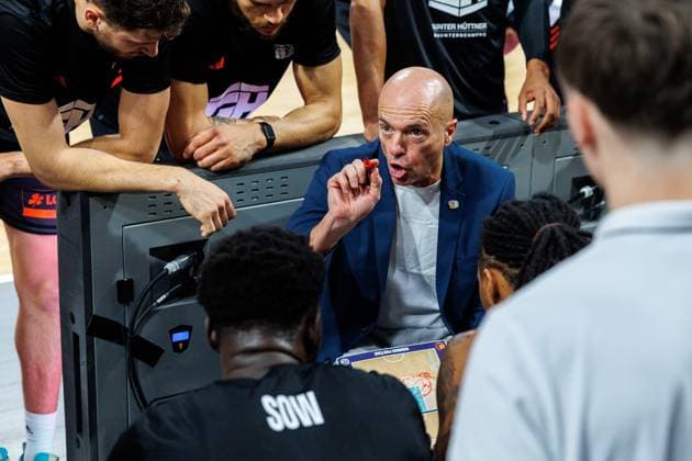 Rodrigo Pastore Niners Chemnitz, Coach , Timeout, Team, Squad, BMA365 Bamberg Baskets vs Niners Chemnitz, Basketball, easyCredit BBL, Matchday 5, 26 10 2025 BMA365 Bamberg Baskets vs Niners Chemnitz, Basketball, easyCredit BBL, Matchday 5, 26 10 2025 Bamberg Copyright: xEibner-Pressefoto G.xSantemizx EP_EER
