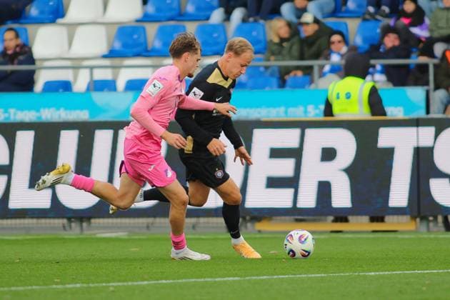 v li in duel Erik Majetschak FC Erzgebirge Aue, 13 , Yannis Hoer TSG Hoffenheim II, 16 GER, TSG 1899 Hoffenheim II vs FC Erzgebirge Aue, Football, 3 Liga, Matchday 12, Season 2025 2026, 26 10 2025 DFL DFB REGULATIONS PROHIBIT ANY USE OF PHOTOGRAPHS as IMAGE SEQUENCES and or QUASI VIDEO GER,TSG 1899 Hoffenheim II vs FC Erzgebirge Aue, Football, 3 Liga, Matchday 12, Season 2025 2026, 26 10 2025 Hoffenheim Copyright: xEibner-Pressefoto JoergxHirschx EP_JHH