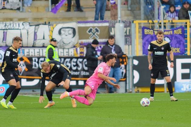 Umut Tohumucu TSG Hoffenheim II, 12 will be fouled GER, TSG 1899 Hoffenheim II vs FC Erzgebirge Aue, Football, 3 Liga, Matchday 12, Season 2025 2026, 26 10 2025 DFL DFB REGULATIONS PROHIBIT ANY USE OF PHOTOGRAPHS as IMAGE SEQUENCES and or QUASI VIDEO GER,TSG 1899 Hoffenheim II vs FC Erzgebirge Aue, Football, 3 Liga, Matchday 12, Season 2025 2026, 26 10 2025 Hoffenheim Copyright: xEibner-Pressefoto JoergxHirschx EP_JHH