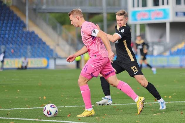 from left in duel Valentin Laessig TSG Hoffenheim II, 6 , Erik Majetschak FC Erzgebirge Aue, 13 GER, TSG 1899 Hoffenheim II vs FC Erzgebirge Aue, Football, 3 Liga, Matchday 12, Season 2025 2026, 26 10 2025 DFL DFB REGULATIONS PROHIBIT ANY USE OF PHOTOGRAPHS as IMAGE SEQUENCES and or QUASI VIDEO GER,TSG 1899 Hoffenheim II vs FC Erzgebirge Aue, Football, 3 Liga, Matchday 12, Season 2025 2026, 26 10 2025 Hoffenheim Copyright: xEibner-Pressefoto JoergxHirschx EP_JHH