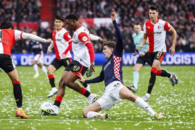 ROTTERDAM - (l-r) Givairo Read of Feyenoord and Guus Til of PSV Eindhoven during the Dutch Eredivisie match between Feyenoord and PSV at Feyenoord Stadium de Kuip on October 26, 2025, in Rotterdam, Netherlands. ANP BAS CZERWINSKI Eredivisie 2025-2026 xVIxANPxSportx xxANPxIVx 540362053 originalFilename: 540362053.jpg