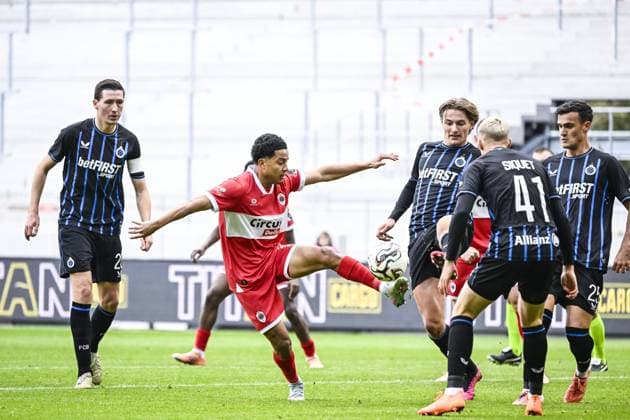 Antwerp s Anthony Valencia and Club s Romeo Vermant pictured in action during a soccer match between Royal Antwerp FC and Club Brugge, Sunday 26 October 2025 in Antwerp, on day 12 of the 2025-2026 Jupiler Pro League first division of the Belgian championship. TOM GOYVAERTS TomxGoyvaerts  x138010524x