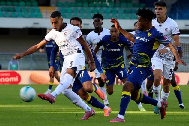 Cagliari s Riyad Idrissi Verona™s Gift Orban during the Serie A soccer match between Hellas Verona and Cagliari at the Bentegodi Stadium in Verona, north west Italy - Sunday , October 26, 2025. - Soccer .  Copyright: xPaolaxGarbuio Lapressex