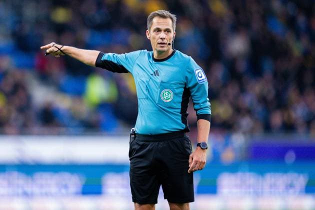 26 10 2025 Soccer, 2025 2026, 2 Bundesliga, 10 Matchday, Eintracht Braunschweig Hannover 96 Robert Hartmann Referee DFL REGULATIONS PROHIBIT ANY USE OF PHOTOGRAPHS AS IMAGE SEQUENCES AND OR QUASI VIDEO