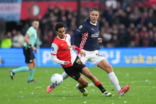 ROTTERDAM , 26-10-2025 , Stadium Feijenoord De Kuip , season 2025 2026 , Dutch Eredivisie football , match between Feyenoord and PSV , Feyenoord player Oussama Targhalline, PSV player Joey Veerman Feyenoord - PSV  x31698729x Copyright: