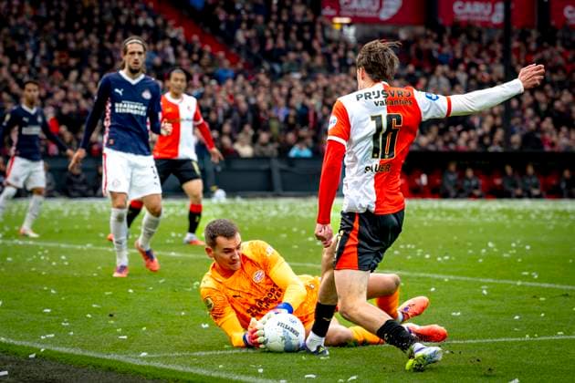 PSV Eindhoven goalkeeper Nick Olij, SC Feyenoord Rotterdam forwarder Leo Sauer during the match SC Feyenoord Rotterdam vs PSV Eindhoven at the Stadium de Kuip for the Dutch Vriendenloterij Eredivisie season 2025-2026 in ROTTERDAM, Netherlands on 26 oktober 2025, (photo by Marcel van Dorst EYE4images DeFodi Images) PSV Eindhoven goalkeeper Nick Olij, SC Feyenoord Rotterdam forwarder Leo Sauer during the match SC Feyenoord Rotterdam vs PSV Eindhoven at the Stadium de Kuip for the Dutch Vriendenloterij Eredivisie season 2025 2026 in ROTTERDAM, Netherlands on 26 oktober 2025, photo by Marcel van Dorst EYE4images DeFodi Images