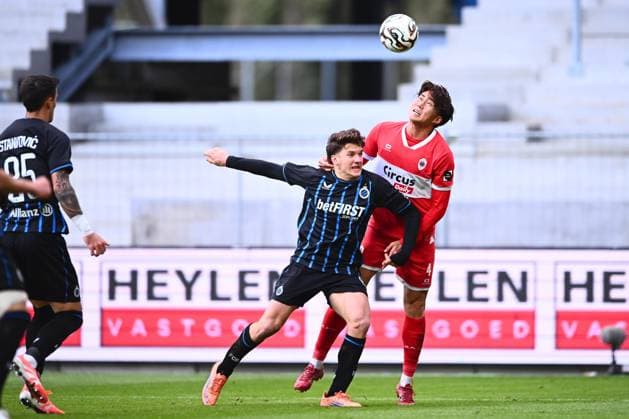 Royal Antwerp FC v Club Brugge - Jupiler Pro League DEURNE, BELGIUM - OCTOBER 26 : Tsunashima Yuto midfielder of Royal Antwerp FC, Tzolis Christos forward of Club Brugge during the Jupiler Pro League match between Royal Antwerp FC and Club Brugge on October 26, 2025 in Deurne, Belgium, 26 10 2025 Deurne Belgium  Copyright: xGvgx