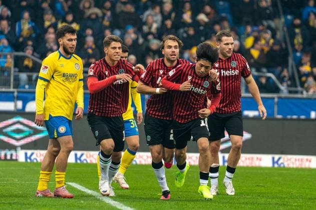 Germany, Soccer, 2 Bundesliga, Matchday 10 2025 2026, Eintracht Braunschweig Hannover 96 on 26 10 in Braunschweig Eintracht Stadion Goal celebration 0 3 by Daisuke Yokota Hannover 96 18 Benjamin Källman Hannover 96 9 Kolja Oudenne Hannover 96 29 Copyright: xSvenxHeidmannx