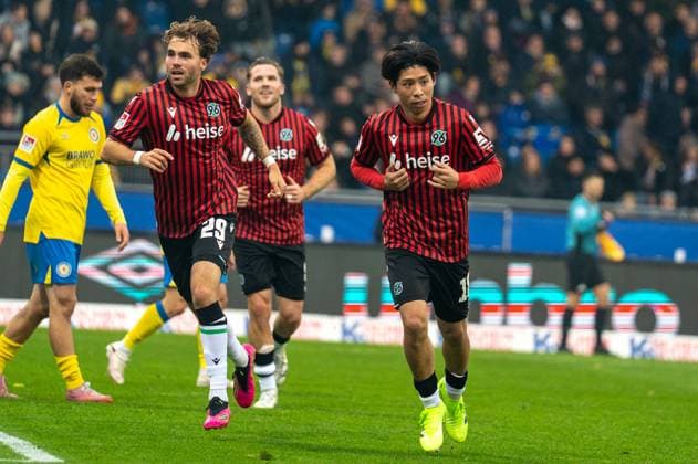 Germany, Soccer, 2 Bundesliga, Matchday 10 2025 2026, Eintracht Braunschweig Hannover 96 on 26 10 in Braunschweig Eintracht Stadion Goal celebration 0 3 by Daisuke Yokota Hannover 96 18 Benjamin Källman Hannover 96 9 Kolja Oudenne Hannover 96 29 Copyright: xSvenxHeidmannx
