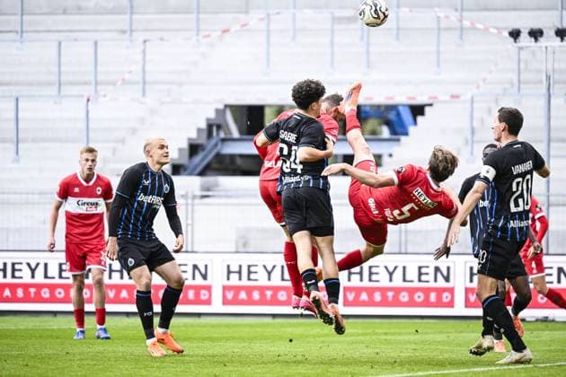 Club s Kyriani Sabbe, Antwerp s Vincent Janssen and Antwerp s Daam Foulon pictured in action during a soccer match between Royal Antwerp FC and Club Brugge, Sunday 26 October 2025 in Antwerp, on day 12 of the 2025-2026 Jupiler Pro League first division of the Belgian championship. TOM GOYVAERTS TomxGoyvaerts  x138010624x