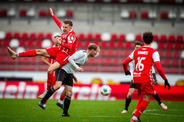 Erfurt , 261025 , Soccer Regionalliga Nordost FC Rot Weiss Erfurt vs ZFC Meuselwitz in the picture Til Linus Schwarz Erfurt vs Rene Eckardt Meuselwitz
