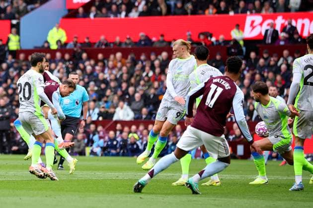 Aston Villa v Manchester City - Premier League Matty Cash of Aston Villa scores 1st goal during the Premier League match between Aston Villa and Manchester City at Villa Park on October 26, 2025 in Birmingham, England. Birmingham Villa Park England United Kingdom Copyright: xEdxSykes Sportsphoto APLx 14139694